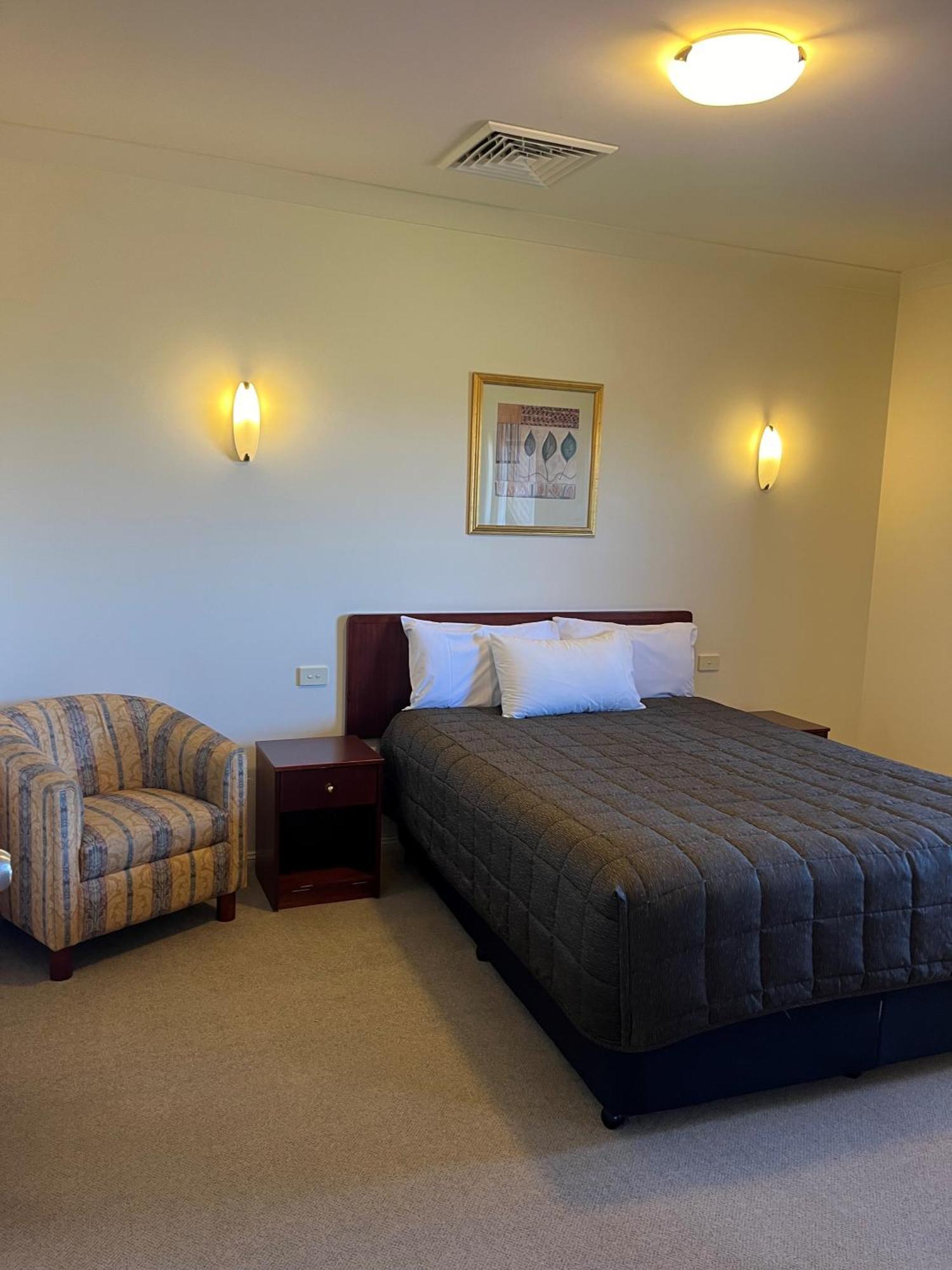 Turners Vineyard Motel Orange Exterior photo